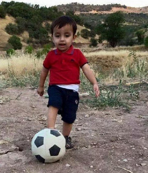 Symbolik rund um die Willkommenskultur 1441314595_aylan-kurdi-playing-football-it-claimed-be-his-last-photograph