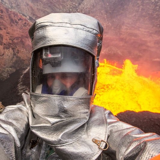 எரிமலைக்குள் இறங்கி செல்ஃபி எடுத்து சாகசம் Man-takes-incredible-selfie-inside-active-volcano