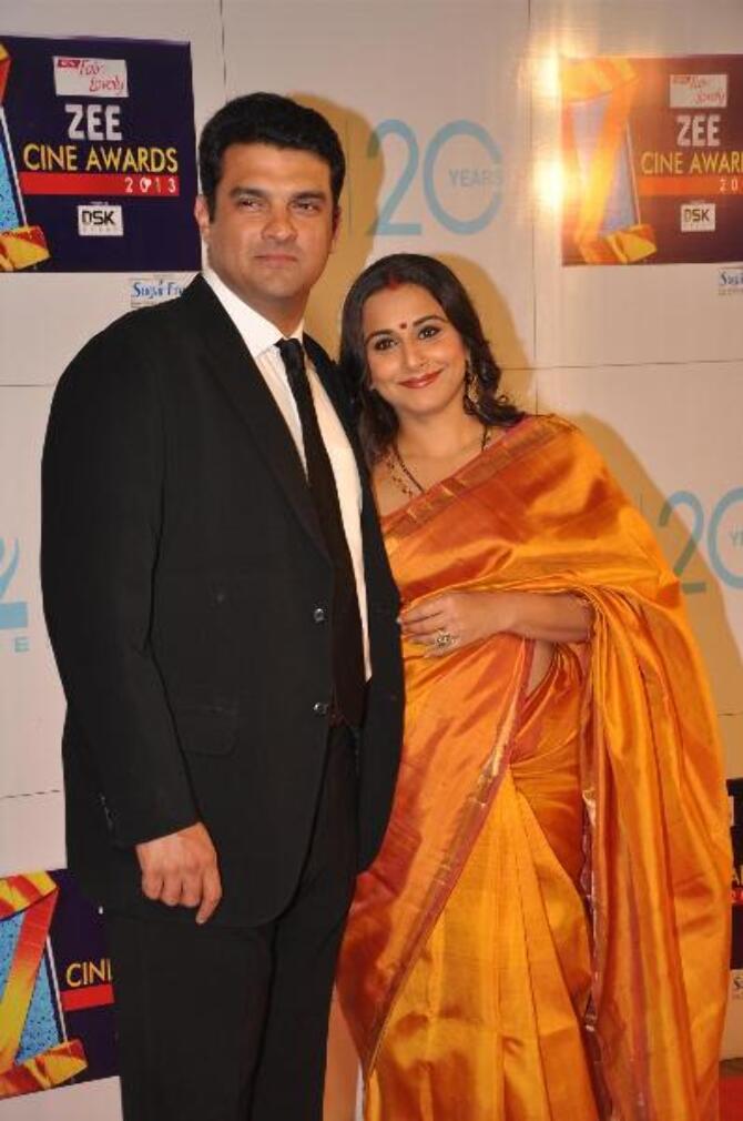 حصريا ألبوم كامل لصور نجوم بوليوود في Zee Cine Awards 2013 ~ Vai8r1xxru37i9ck.D.0.Vidya-Balan-with-husband-Siddharth-Roy-Kapur-at-ZEE-CINE-AWARDS-2013-at-YRF-Studios-in-Mumbai--1-