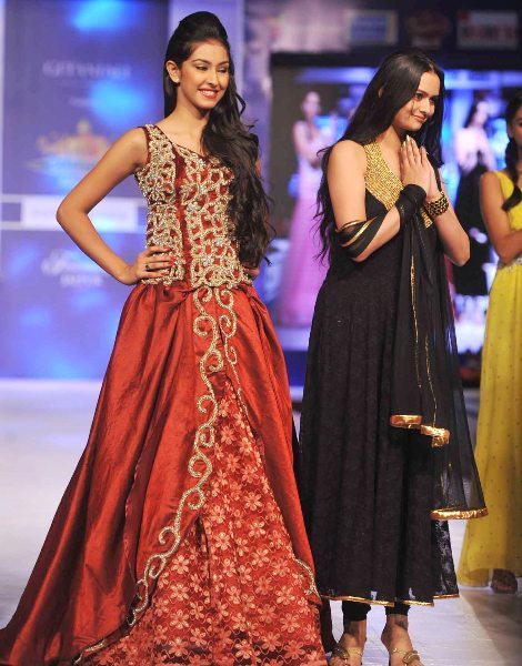 2013 | MW | India | Navneet Kaur Dhillon - Page 6 T9hf7c21gevldede.D.0.Miss-India-Navneet-Kaur-on-the-ramp-with-designer-Shivangee-Sharma-at-the-Rajasthan-Fashion-Week-2013-in-Jaipur--4-