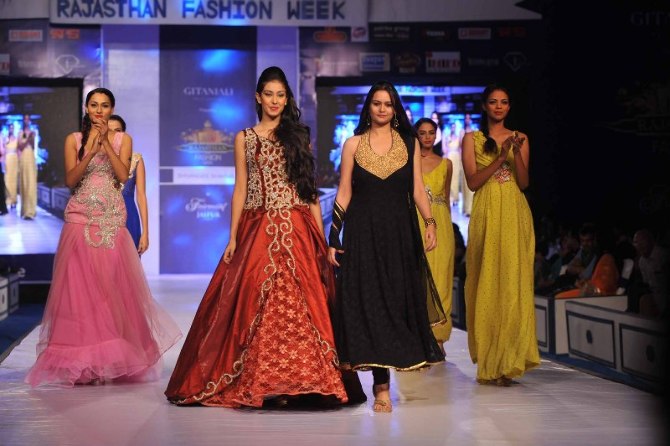 2013 | MW | India | Navneet Kaur Dhillon - Page 6 Tkg5vga7b77jc9r1.D.0.Miss-India-Navneet-Kaur-on-the-ramp-with-designer-Shivangee-Sharma-at-the-Rajasthan-Fashion-Week-2013-in-Jaipur--3-