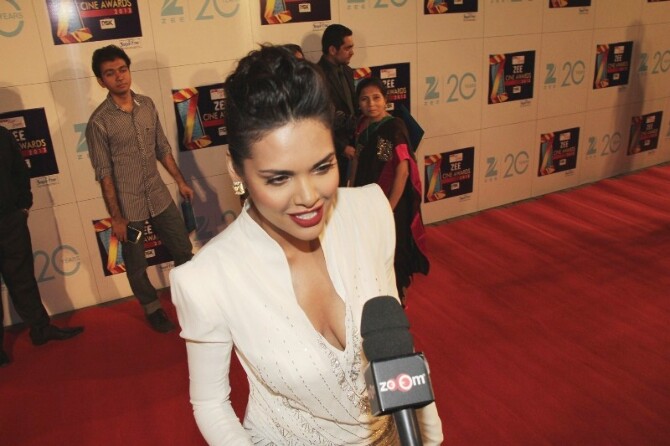 حصريا ألبوم كامل لصور نجوم بوليوود في Zee Cine Awards 2013 ~ Yoojzvsn8owryqne.D.0.Esha-Gupta-speaking-to-the-media-at-ZEE-CINE-AWARDS-2013-at-YRF-Studios-in-Mumbai--2-