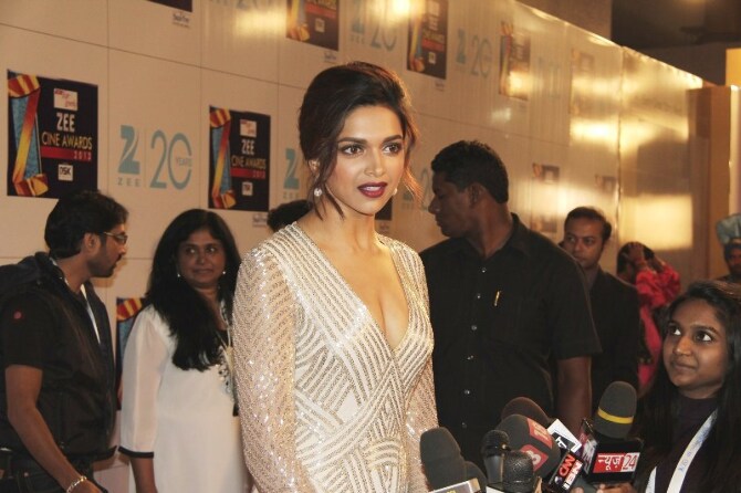 حصريا ألبوم كامل لصور نجوم بوليوود في Zee Cine Awards 2013 ~ 645l5qrb1tevukp9.D.0.Deepika-Padukone-at-ZEE-CINE-AWARDS-2013-at-YRF-Studios-in-Mumbai--6-