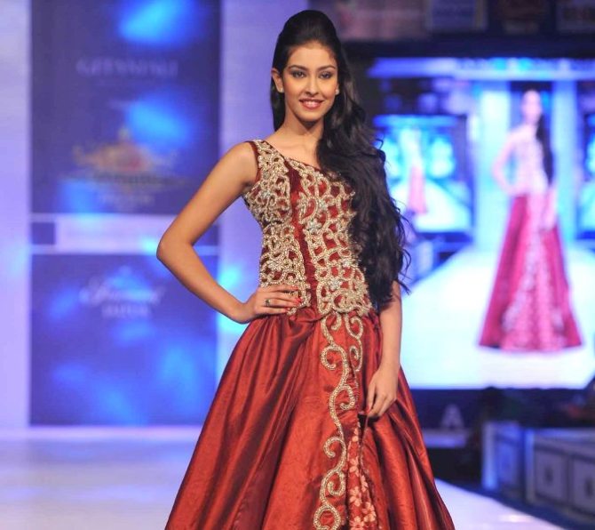 2013 | MW | India | Navneet Kaur Dhillon - Page 6 6ydv9qsd0jzw0mxc.D.0.Miss-India-Navneet-Kaur-Dhillon-walking-the-ramp-at-the-Rajasthan-Fashion-Week-2013-in-Jaipur--2-