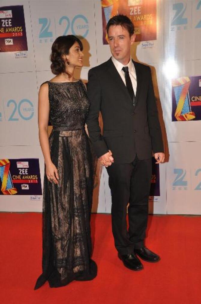 حصريا ألبوم كامل لصور نجوم بوليوود في Zee Cine Awards 2013 ~ 9hryiji4d9cj7ya8.D.0.Ileana-DCruz-with-foreigner-boyfriend-at-ZEE-CINE-AWARDS-2013-at-YRF-Studios-in-Mumbai