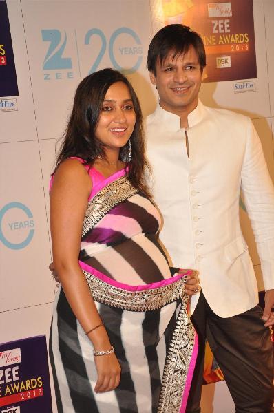 هنآ تغطية لـ صور حفل توزيع الجوائز :  Zee Cine Awards 2013  K5a8mzfox3klll4w.D.0.Vivek-Oberoi-with-pregnant-wife-Priyanka-at-ZEE-CINE-AWARDS-2013-at-YRF-Studios-in-Mumbai