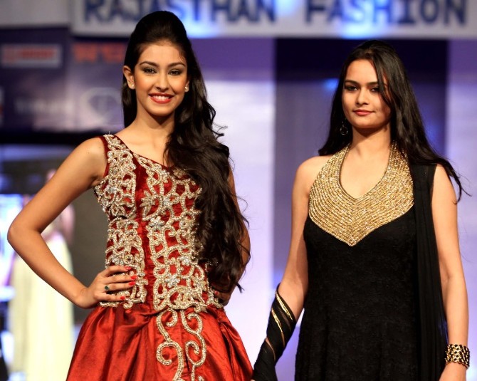 2013 | MW | India | Navneet Kaur Dhillon - Page 6 U4xwisnno9em967y.D.0.Miss-India-Navneet-Kaur-on-the-ramp-with-designer-Shivangee-Sharma-at-the-Rajasthan-Fashion-Week-2013-in-Jaipur--1-