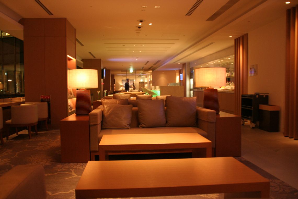 Raum nach Eingangsbereich Narita-sakura-lounge