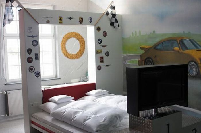  فندق خاص لعشاق السيارات في ألمانيا  Car Hotel in Stuttgart, Germany Car_hotel_in_stuttgart_04