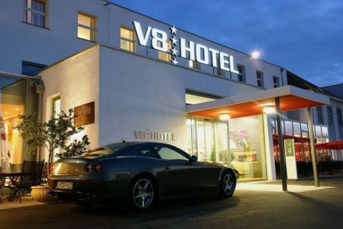  فندق خاص لعشاق السيارات في ألمانيا  Car Hotel in Stuttgart, Germany Car_hotel_in_stuttgart_11