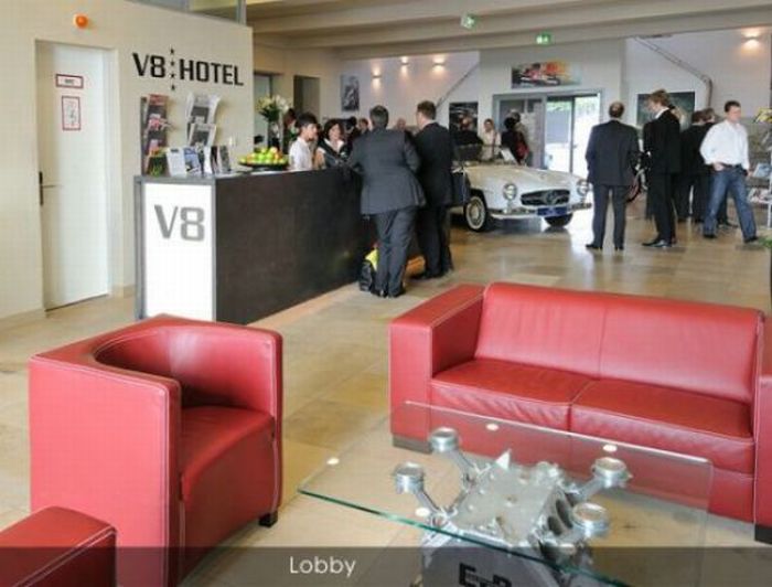  فندق خاص لعشاق السيارات في ألمانيا  Car Hotel in Stuttgart, Germany Car_hotel_in_stuttgart_19