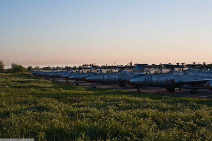 L29 RESUCITADO EN URUGUAY Soviet_airfield_01