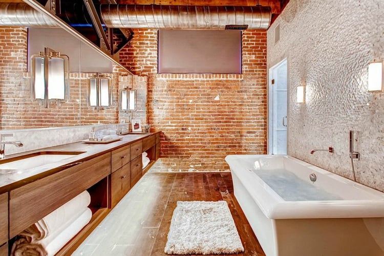 Montgomery´s Haus Wandgestaltung-Bad-backstein-badewanne-beleuchtung-industial-dielenboden-unterschrank-massivholz