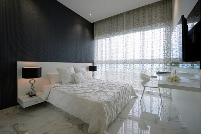 Idée peinture salon séjour / sol gris clair  Chambre-coucher-adulte-mur-noir-rideaux-blancs-sol-aspact-marbre1
