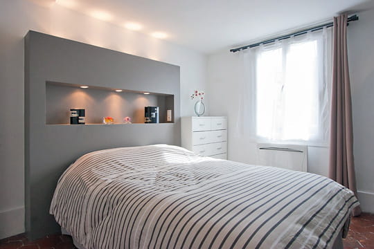Chambre d'une fille de 14ans Appartement-xviiie-modernise-par-myhomedesign-tete-lit-861071