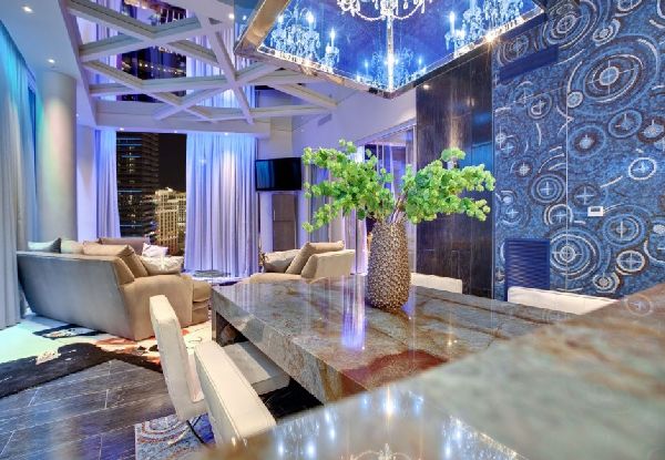 Апартамента на Психея Stone-dining-table-idea-in-amazing-penthouse-interior-by-Mark-Tracy1