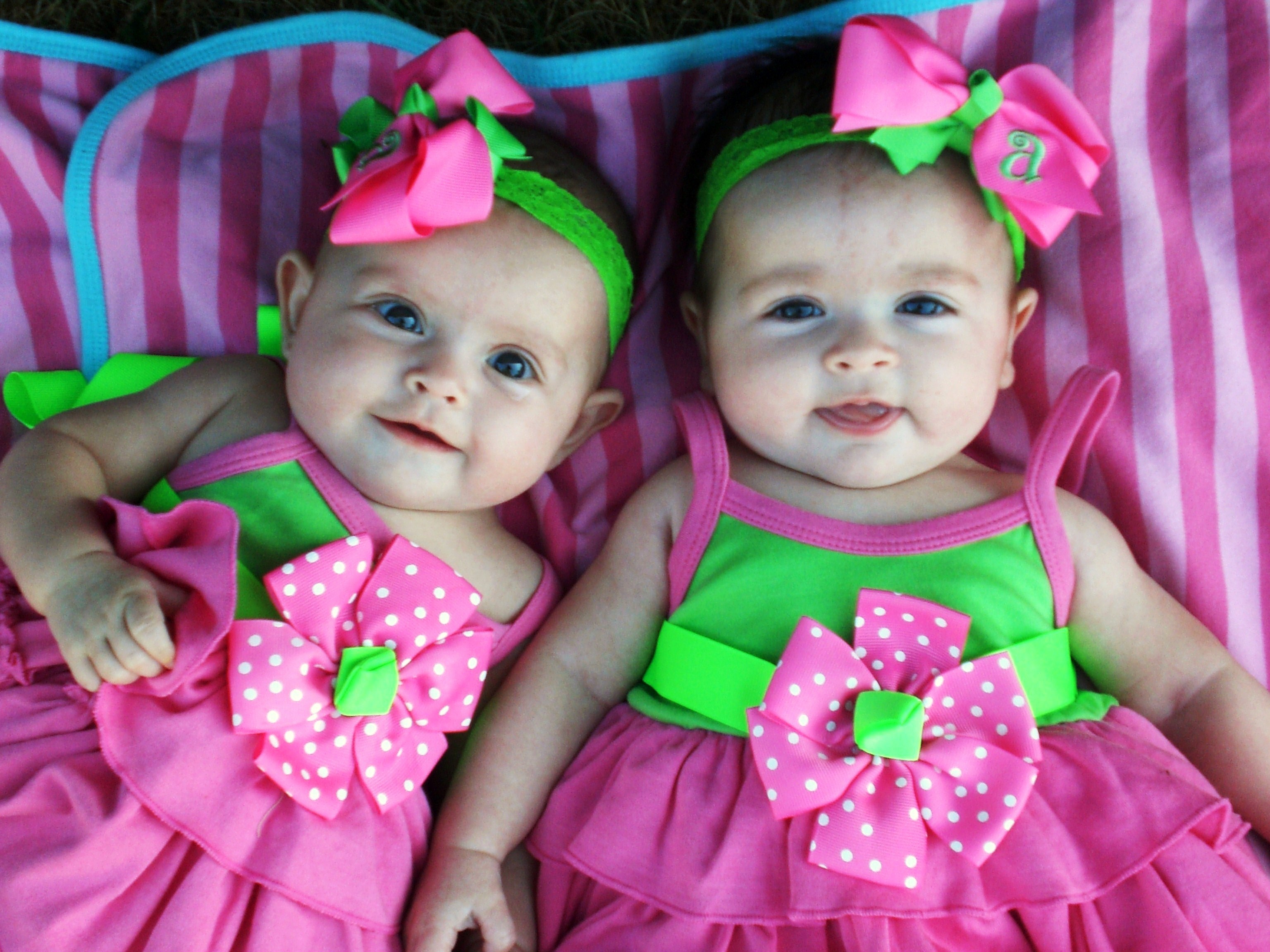نصائح لتربية التوأم Cute-Twins-Baby-Wallpaper
