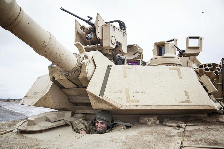 دبابات M1A2 Abrams الامريكيه على بعد 100 كم من الحدود الروسيه ! American-M1A2-tanks-stationed-in-Estonia-5
