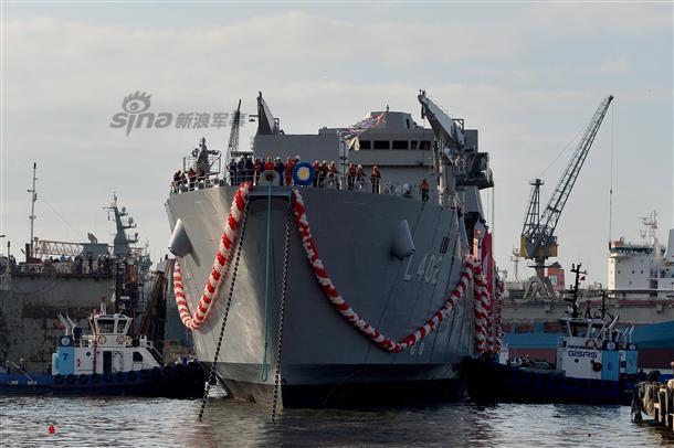 Buques Logisticos - Página 43 Turkish-Navy-Landing-ship-TCG-Bayraktar-launched-1