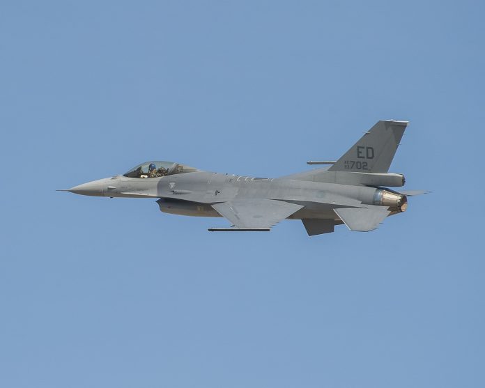 وزير الدفاع التايواني : مقاتله F-16 V الامريكيه يمكن ان تكون ندا لل J-20 الصينيه  F-16v_first_flight_copy-696x557