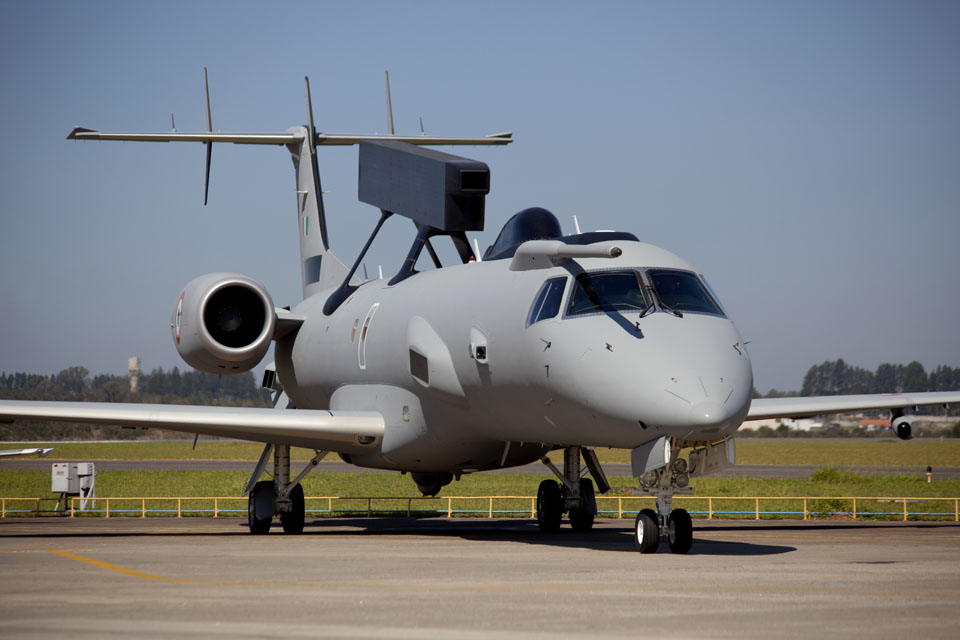 ماهو السلاح الذي ينفص الجيش المغربي؟ Emb145aew-9601