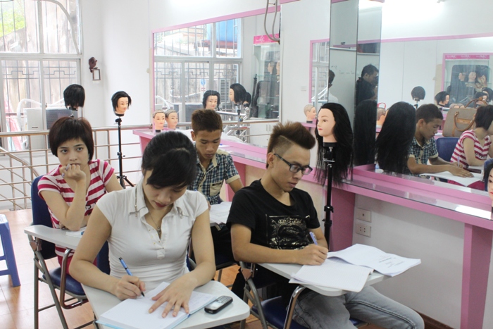 Đào tạo, dạy nghề: ó nên học nghề tóc hay không? Phần 1 Lop-hoc-nhuom-tai-trung-tam-58d0b99781fdb
