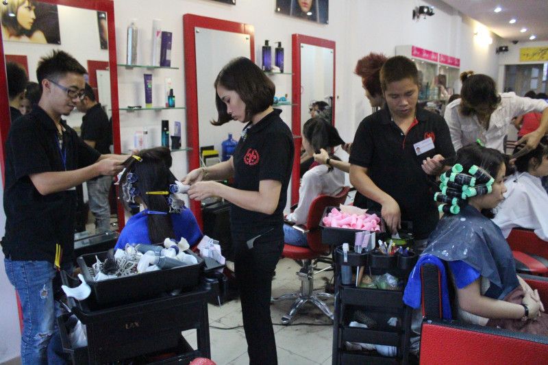 Nước hoa, mỹ phẩm: Nên học cắt tóc ở Salon hay Học viện? Lop-hoc-uon-duoi-thuc-hanh-tai-trung-tam-58d0c22a44ca6