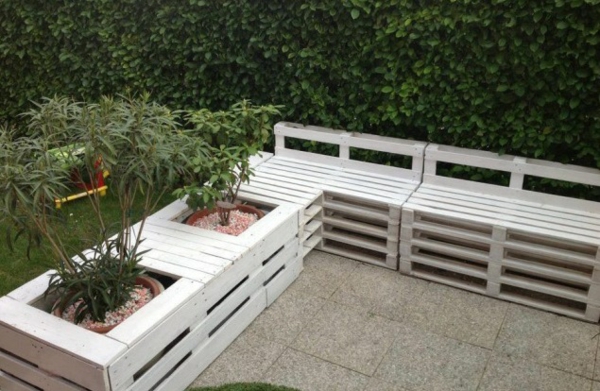 Recyclage de divers objets Banc-de-jardin-palettes-bois-blanc