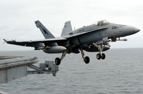 Usa, un caccia F18 si schianta sulle case: si temono vittime 9-F18