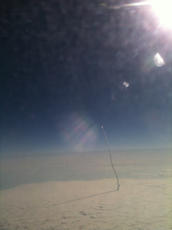 STS 134 - Pagina 3 Endeavour-launch-plane-1