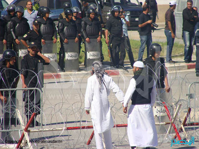 Conséquences des troubles en Tunisie Manif-ambassadeUS-tunis-005