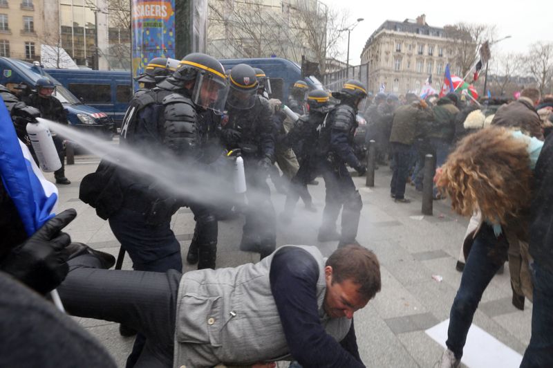 Crache boursier du 19 Avril  Gaz-lacrymogene-mariage-homosexuel-gai-manifestation-france