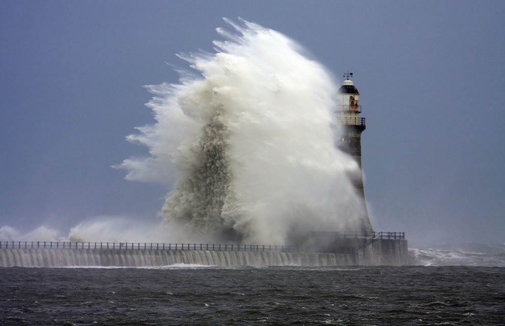 Olas gigantes 11-giant-waves-lighthouse