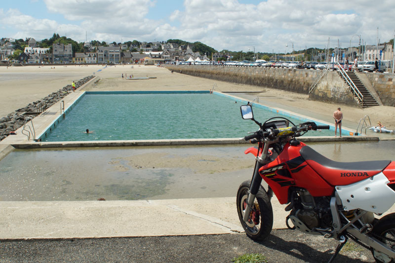 Concours Juillet 2014 : "Votre moto à la piscine !" ConcoursXT-a-la-piscine