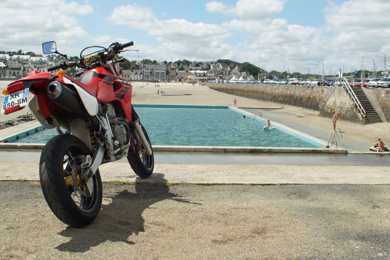 Concours Juillet 2014 : "Votre moto à la piscine !" - Page 2 ConcoursXT-a-la-piscine2