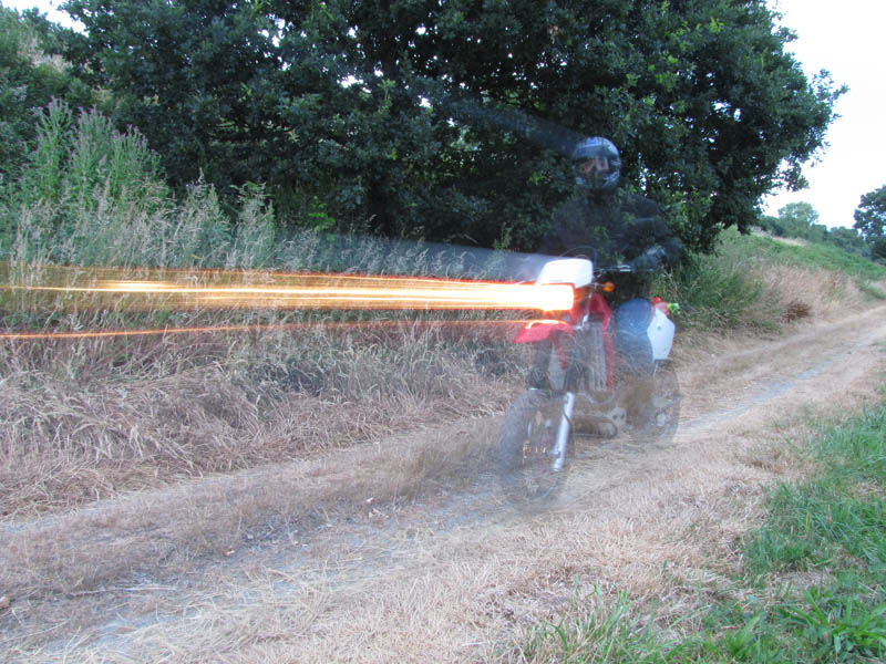 Le concours d'été 2013: "Votre moto et les effets spé." - Page 6 ConcoursXT-effet-furtif