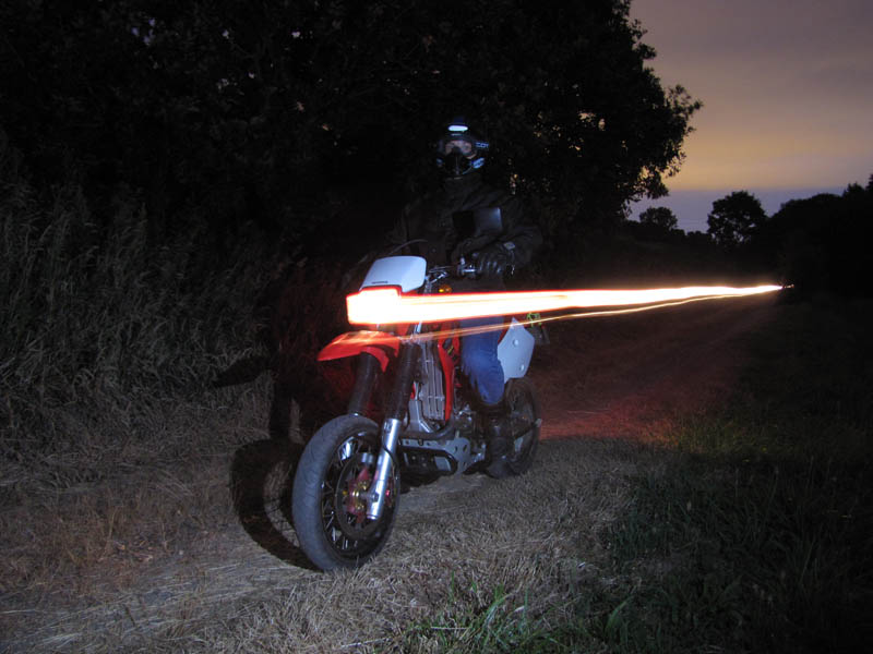 Le concours d'été 2013: "Votre moto et les effets spé." - Page 6 ConcoursXT-effet-nuit-lumi%e8re2