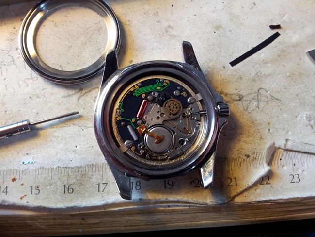 Lựa chọn đồng hồ cơ hay quartz 3-Tissot-Autoquartz-pha-vo-the-doc-ton-cua-dong-ho-seiko-kinetic