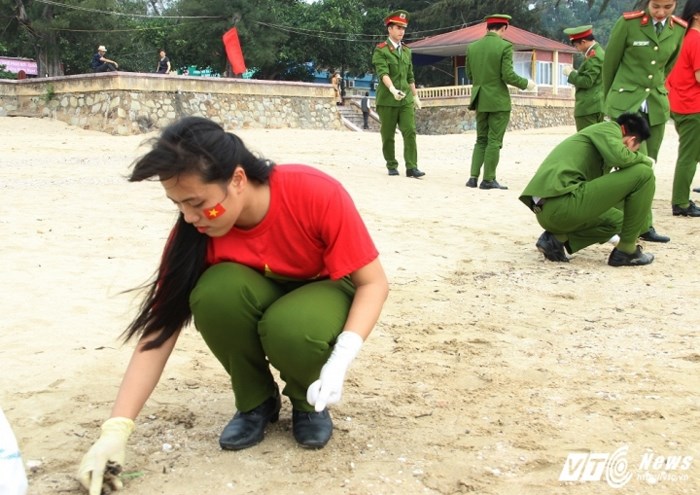 Chiến sỹ công an trẻ mặc áo cờ đỏ sao vàng làm sạch môi trường biển Ao-co-do-sao-vang-2