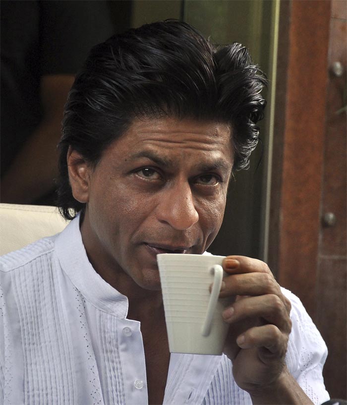 شاروخان خان و امير خان و عامر خان وهم يحتفلوون بالعيد  Srk-coffee