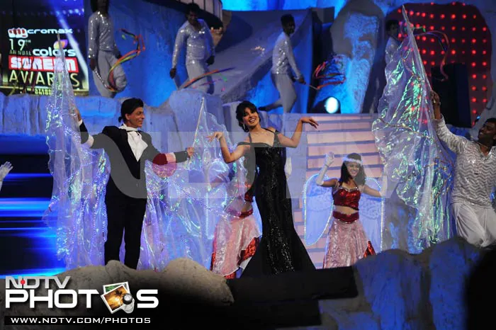 صورشاروخان فى حفل Color Screen Awards لعام 2013 Srk-priyanka1