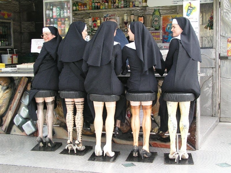 ''BIZARNA FOTOGRAFIJA SVEĆENIKA KOJI SE HVALI NOVIM PORSCHEOM IZAZVALA BIJESNE REAKCIJE 'Odvratno! Pa što je njima?' '' - Page 2 Nuns-barstools-stockings-1