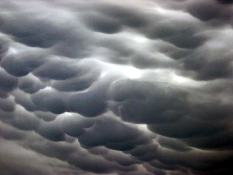 7 hiện tượng tự nhiên kỳ lạ mà khoa học còn đang potay.com! Mammatus-clouds2