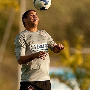 Dinheiro do exterior faz Corinthians 'sonhar' com Ronaldo fora da Copa-2010 Ronaldo-treina-no-corinthians-1259871896577_300x300