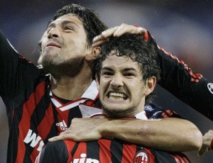 Alexandre Pato volta ao Internacional para se recuperar de lesão muscular Pato-comemora-apos-fazer-um-dos-gols-da-vitoria-do-milan-sobre-o-real-madrid-1260992448789_300x230