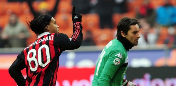 Em ascensão, Ronaldinho supera temporada passada com 13 jogos a menos Ronaldinho-marca-dois-golacos-na-vitoria-do-milan-sobre-o-siena-por-4-a-0-pelo-italiano-1263744002727_615x300