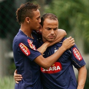 ||Boteco|| - Página 2 Neymar-beija-leo-em-treino-do-santos-1274992289792_300x300