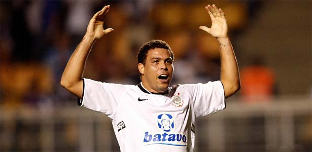 Ronaldo dá show e Corinthians bate Fluminense 090708ronaldo_bra