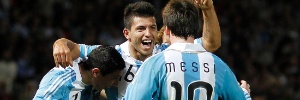 F.C. Barcelone  Aguero-e-abracado-pelos-companheiros-apos-marcar-para-a-argentina-contra-a-costa-rica-110711-1310436289750_300x100