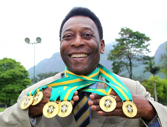 CBF pensa em anunciar unificação com Pelé e suas medalhas[+estão matando o futebol] - Página 7 Pele-com-as-seis-medalhas-de-campeao-brasileiro-apos-a-unificacao-dos-titulos-1293031027863_564x430